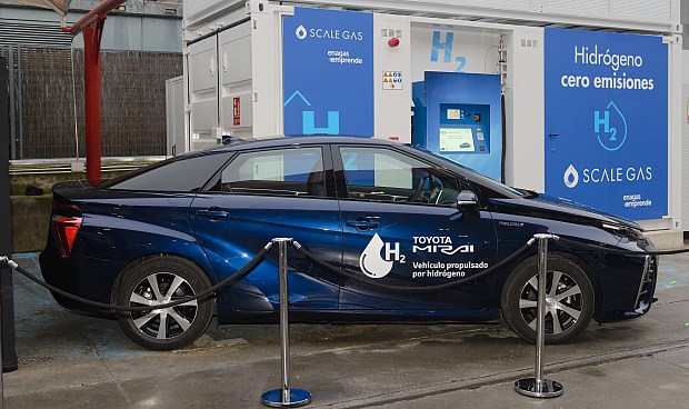 Inaugurada la primera estación de repostaje de hidrógeno en España para vehículos eléctricos de pila de combustible de gran autonomía.