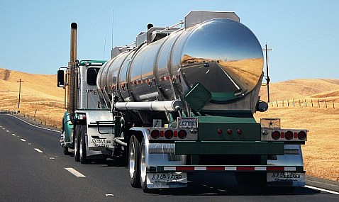 Transportes informa al sector sobre la nueva reglamentación internacional de mercancías peligrosas.