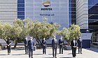 Pedro Duque conoce la apuesta de Repsol por la innovación en una visita a su centro de investigación.