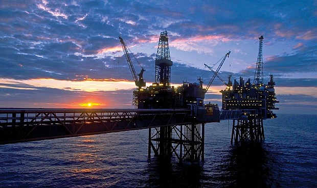 La demanda global de petróleo crecerá en 2021 a mayor ritmo que la oferta, según AIE.
