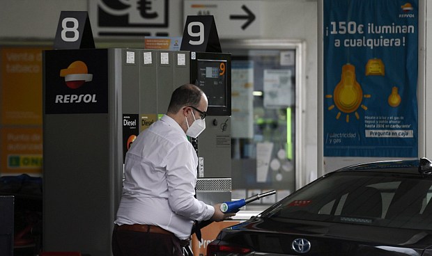 El Gobierno elevará los impuestos de la gasolina y del diésel y creará un tributo por el uso del coche.