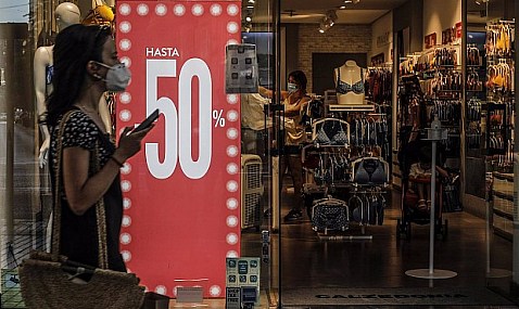 El IPC baja una décima en junio, hasta el 2,6%, por las gasolinas.