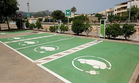 La CNMC pide completar las sanciones en las normas que regulan los puntos de recarga del coche eléctrico.