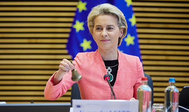 Bruselas quiere prohibir la venta de coches de combustión e híbridos en 2035.