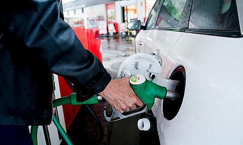 OCU detecta un ahorro de hasta el 26% en combustible en las gasolineras de las principales rutas vacacionales.