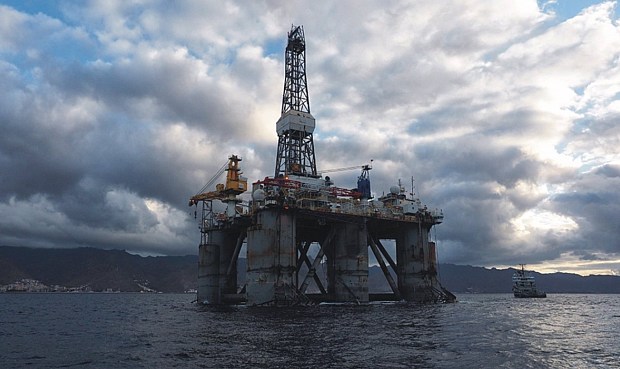 La AIE rebaja su previsión de consumo mundial de petróleo en 2021 por las nuevas variantes de la Covid-19.
