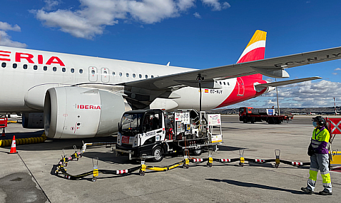 Repsol e Iberia realizan el primer vuelo con biocombustible producido en España con residuos.