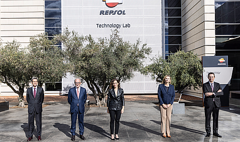 Isabel Díaz Ayuso conoce los proyectos tecnológicos de Repsol para avanzar en la transición energética.
