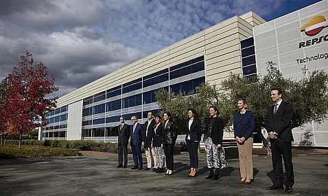 Ayuso visita el centro de investigación de Repsol para avanzar en la transición energética situado en Móstoles.