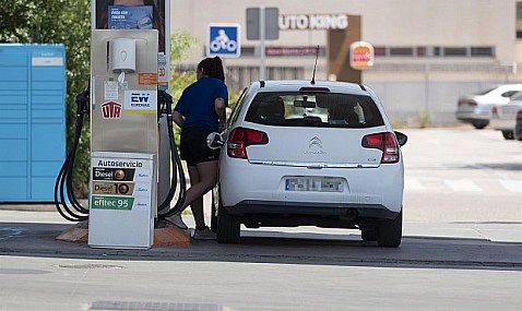 El precio medio del diésel en España supera por primera vez al de la UE y la gasolina sigue el mismo camino.