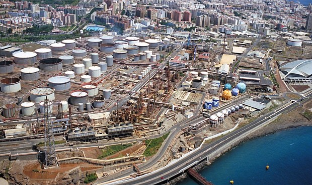 La vicepresidenta tercera y ministra de Transición Ecológica, Teresa Ribera, acudirá este lunes al inicio de las obras de desmantelamiento de la refinería de Cepsa en Santa Cruz de Tenerife, que entró en operación en 1930.