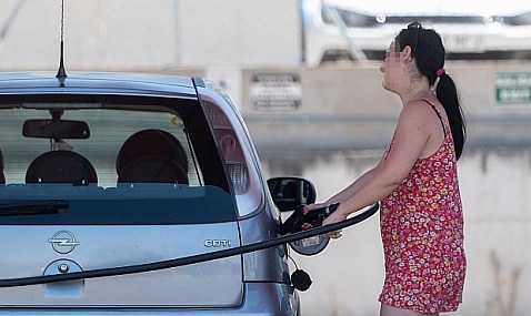 El consumo de combustibles de automoción en España crece un 0,6% en junio.