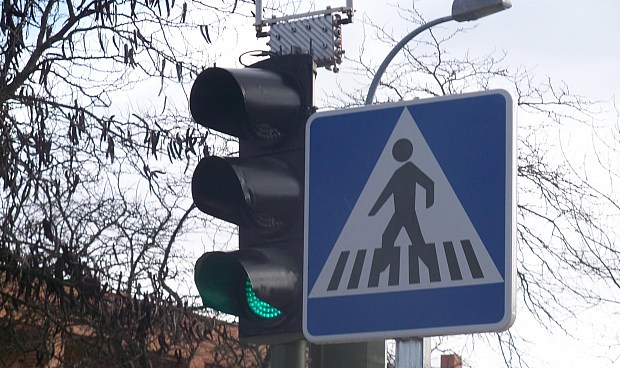 No prevé suprimir la luz ámbar de semáforos, pero recuerda que 47 peatones murieron en 2019 tras ser atropellados en un paso con semáforo.