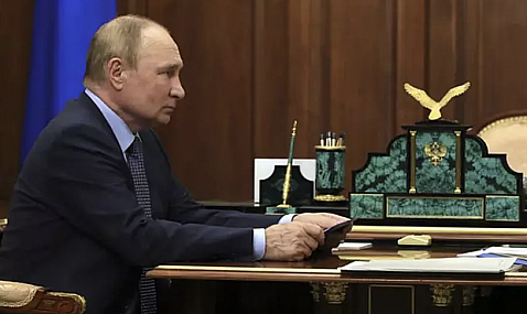 Putin amenaza con no suministrar gas o petróleo si se limitan los precios.