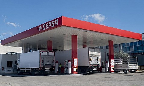 La Justicia da la razón a Cepsa en la primera demanda de un transportista por fijar precios del combustible.