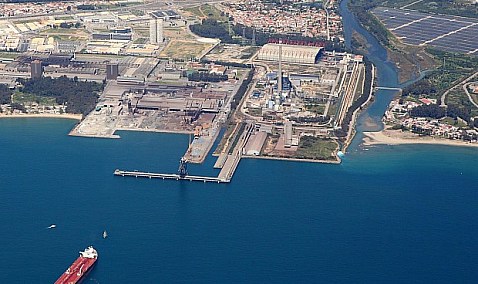 Endesa recibe cuatro tanques de gas natural licuado en la terminal portuaria de Los Barrios (Cádiz).