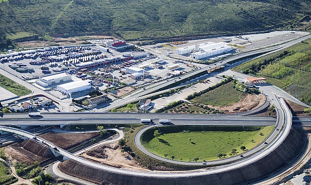 Esta asociación implica el diseño, construcción, financiación, operación y mantenimiento de la primera fase del proyecto, con el objetivo de lograr 17 aparcamientos de camiones en 6 países de Europa central.