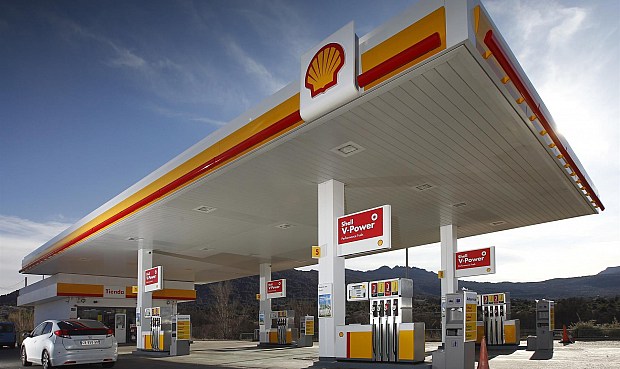 El grupo energético Shell, que registró un resultado récord en el segundo trimestre del año, ha advertido del impacto adverso en sus cuentas del periodo comprendido entre julio y septiembre de la caída de sus márgenes de refino y de la menor actividad en el negocio de intermediación de gas natural.