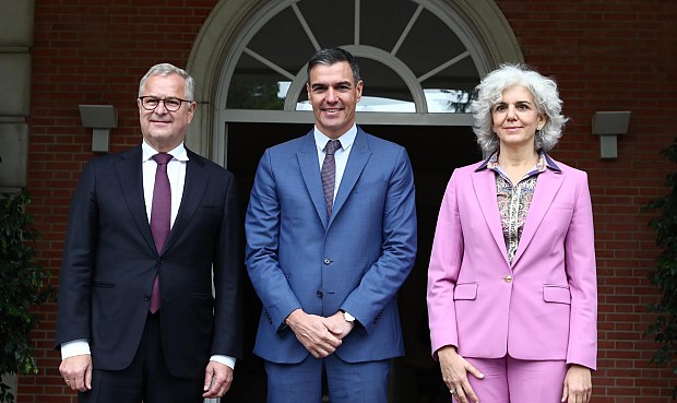 Durante el encuentro, han analizado el papel de Espa&ntilde;a, dentro del proyecto global de producci&oacute;n de combustibles verdes de la mayor naviera del mundo, despu&eacute;s de haber sido elegido como uno de los pa&iacute;ses clave en sus planes de descarbonizaci&oacute;n.