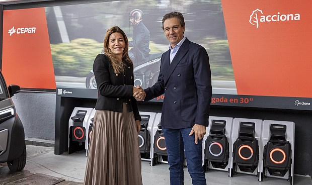 Cepsa y Acciona han alcanzado un acuerdo para llevar a cabo una prueba piloto que permita desarrollar una red de intercambiadores de baterías en estaciones de servicio de la firma energética para los vehículos eléctricos que fabrica Silence.