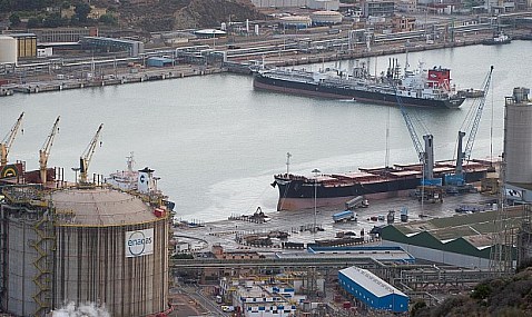 España duplica el número de cargas de buques de GNL este año, con 107, y dispara el apetito por su capacidad.