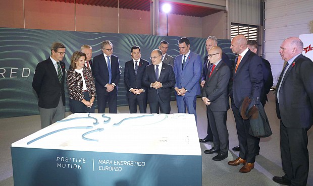 La compa&ntilde;&iacute;a va a construir dos plantas para la producci&oacute;n de hidr&oacute;geno verde con una capacidad total de 2 GW: una de un gigavatio en Palos de la Frontera (Huelva) y otra de otro gigavatio en San Roque (C&aacute;diz). 