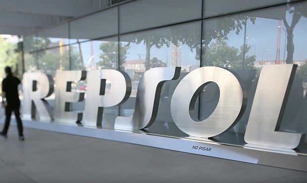 La acción de Repsol ha reflejado la positiva evolución de la compañía durante el año. Los títulos de la compañía han repuntado un 42,24% en el año, hasta 14,85 euros por acción a cierre del 30 de diciembre, siendo la tercera compañía del Ibex por revalorización bursátil.