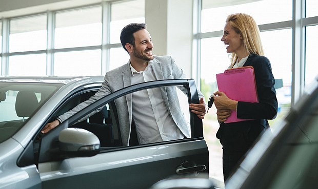 Las matriculaciones de turismos y todoterrenos en Espa&ntilde;a se situaron en 813.396 unidades durante 2022, lo que representa un descenso del 5,4% en comparaci&oacute;n con las cifras de 2021 y supone quedarse por debajo de las previsiones de 830.000 unidades al cierre del ejercicio.