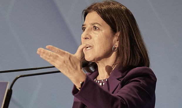 La eurodiputada del PNV, Izaskun Bilbao, ha defendido este martes que se mantenga en un 90% el objetivo de reducción de emisiones de furgonetas y vehículos particulares para 2035, y ha rechazado el acuerdo que fija ese porcentaje en el 100% y, en consecuencia, "impide la venta de estos vehículos de combustión" para ese año.