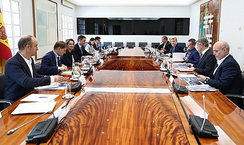Sánchez se compromete con el sector del automóvil a lograr una solución "óptima y realista" sobre Euro 7.