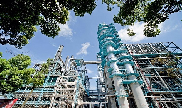 Sinopec Shanghái ha explicado que la alta inflación y el encarecimiento de costes, la guerra de Ucrania y la débil demanda de productos petroquímicos y refino han afectado también a su rentabilidad.
