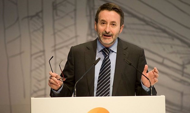 El consejero delegado de Repsol, Josu Jon Imaz, ha abordado este jueves con la comisaria europea de Energía, Kadri Simson, la llegada ilegal de diésel ruso a países de Europa, como España, a través de destinos intermedios, esquivando así las sanciones.