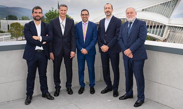 Este proyecto es una experiencia piloto, por la que ambas compa&ntilde;&iacute;as utilizar&aacute;n durante el pr&oacute;ximo mes este combustible, tratado en la planta de Petronor, para todas las operaciones de atenci&oacute;n a los aviones y clientes en Loiu.