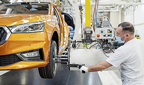 La producción de vehículos en España crece un 15,7% en el primer cuatrimestre, hasta 831.984 unidades.
