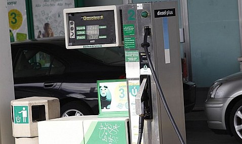 Con el abaratamiento de los carburantes, la inflación retoma los descensos en mayo y baja nueve décimas, al 3,2%