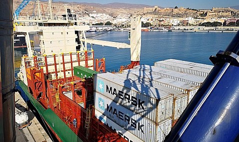 El tráfico portuario supera los 181 millones de toneladas hasta abril, un 2,1% menos.