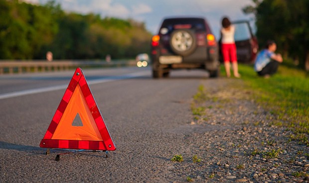 La Dirección General de Tráfico (DGT) eximirá del uso de los triángulos en autopistas y autovías a partir de este sábado, 1 de julio, en caso de inmovilización del vehículo por causa de accidente o avería. 