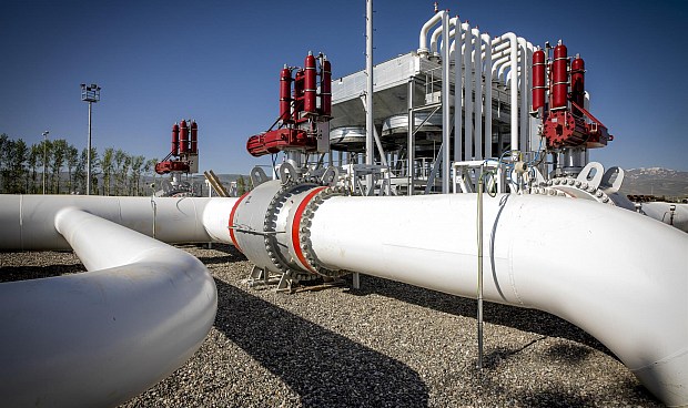La división gasística de la petrolera estatal Abu Dhabi National Oil Company (Adnoc Gas) ha adjudicado a un consorcio en el que participa la española Técnicas Reunidas un contrato valorado en 3.600 millones de dólares (3.280 millones de euros) para ampliar una planta gasista en Emiratos Árabes Unidos.