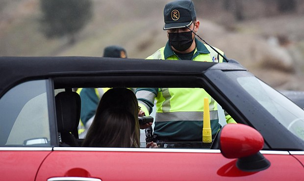 Más de la mitad de conductores fallecidos en carretera en 2022 dieron positivo en alcohol, drogas o psicofármacos, aisladamente o combinados.