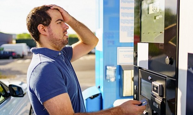 Llenar un depósito de gasolina ahora supone un coste de 88 euros en comparación con los 102 euros del año pasado, por otro lado, el depósito de diésel tiene un coste de 79 euros, 22 euros menos en comparación con el año pasado, lo que representa un ahorro significativo.
