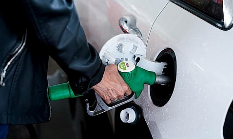 OCU denuncia la "fuerte subida" del precio de los carburantes este verano.