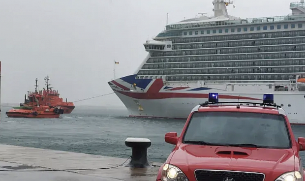 A consecuencia de la colisión, el petrolero ha sufrido un boquete en el casco del costado del muelle, sin que se haya producido vertido alguno al mar.