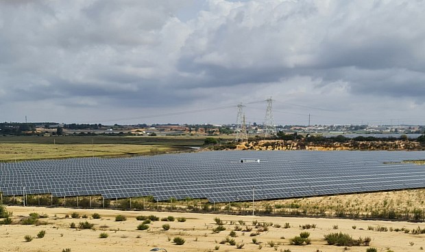 La nueva planta cuenta con una potencia instalada de 3,88 MW a través de 9.000 paneles solares distribuidos en una parcela de 59.000 m2.