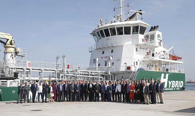 Se trata del primer buque de suministro híbrido eléctrico-diésel que opera en Europa, contribuyendo a la descarbonización del transporte marítimo y de los puertos.