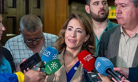 Raquel Sánchez confirma la intención del Gobierno de mantener los descuentos al transporte en 2024.