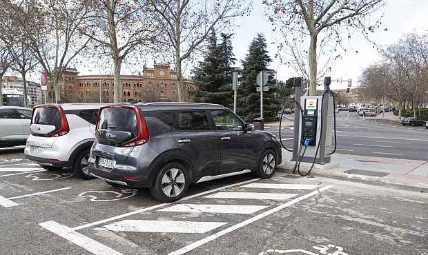 OCU ha explicado que el sobreprecio para un eléctrico podría explicarse por el "elevado" coste de la reparación de las baterías en caso de siniestro, que para un automóvil de gran autonomía podría alcanzar los 30.000 euros; y que a menudo es necesario sustituirlas completamente por otras nuevas.