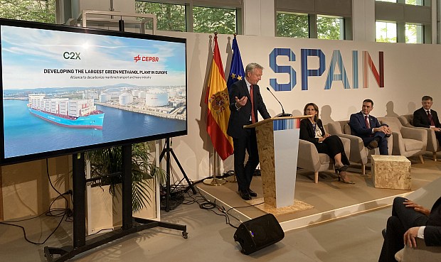 En la COP28 y en presencia del presidente del Gobierno, Pedro Sánchez, las dos empresas anuncian un proyecto conjunto para suministrar metanol verde a múltiples industrias, incluida la química y el transporte marítimo