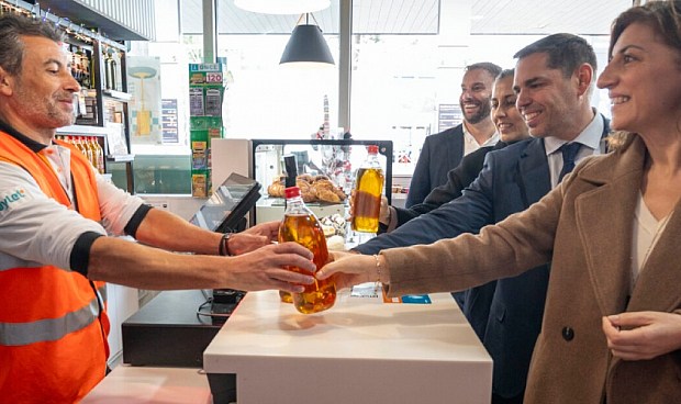 La compañía pone en marcha puntos de recogida de aceite de cocina usado en 176 estaciones de servicio de su red en la comunidad gallega para facilitar a sus clientes la gestión sostenible de este residuo doméstico.