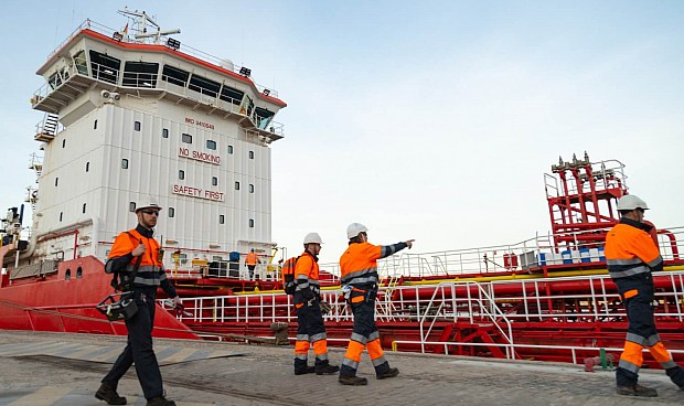 El buque ha descargado en el Puerto de Cartagena las primeras 7.500 toneladas de aceite de cocina usado que el complejo industrial transformará en combustibles renovables en su nueva planta.