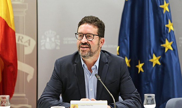 El Ministerio de Trabajo ha acordado este viernes con CCOO y UGT subir el salario mínimo inteprofesional (SMI) para 2024 un 5%, desde los 1.080 euros mensuales por catorce pagas hasta los 1.134 euros. Esta subida se aplicará con efectos retroactivos desde el 1 de enero de 2024.